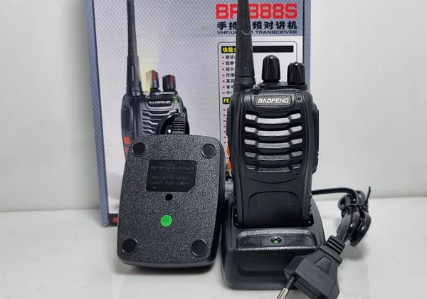شارژر بیسیم Baofeng 888S